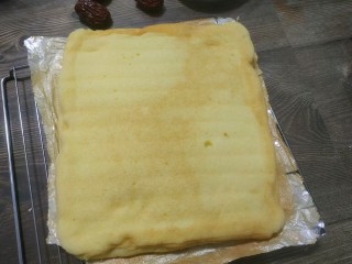 15、蛋糕卷,稍微晾凉，翻过来