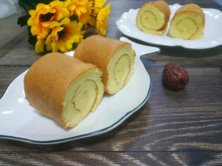 17、蛋糕卷,切成小卷，装盘