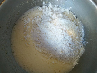 2、牛轧糖沙琪玛,把面粉放入,最好是筛进去。普通面粉即可