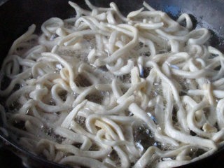 6、牛轧糖沙琪玛,油温5成热,炸至微黄捞出备用。要分几次炸,否则容易炸的不均匀,而且不要炸过久,以免成品口感偏硬。全部炸好后备用