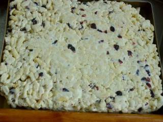 13、牛轧糖沙琪玛,成团后放入不沾烤盘中,表面擀压平整,晾凉