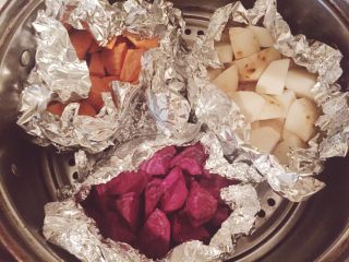 1、超Q弹的手工芋圆,紫薯，红薯，芋头，洗净去皮切块并用锡纸包住，隔水蒸熟。隔锡纸是为了防止蒸时多余水份进入，如果没有，也可不用。后面操作时多加些粉。