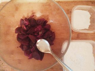 2、超Q弹的手工芋圆,紫薯，10克糖粉，80克木薯粉。