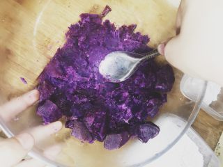 3、超Q弹的手工芋圆,用勺子捣碎，注意别烫着。