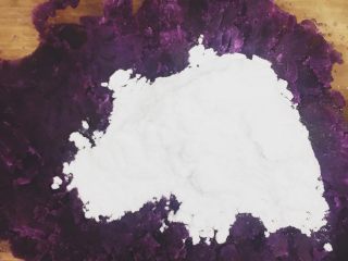 4、超Q弹的手工芋圆,先加10克糖粉，用勺子搅匀，再一点点加入80克木薯粉。慢慢揉成光滑的面团。紫薯偏干，如果不好操作，可稍微加些水或牛奶。