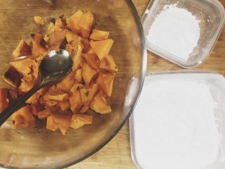 5、超Q弹的手工芋圆,红心红薯，10克糖粉，110克木薯粉。