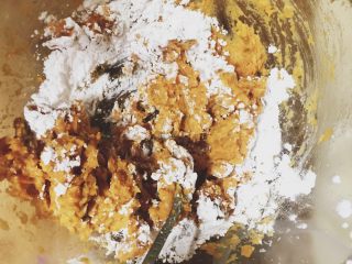 7、超Q弹的手工芋圆,木薯粉要一点点加，最后揉成光滑的面团。