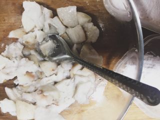 8、超Q弹的手工芋圆,芋头，10克糖粉，150克木薯粉。我用的小芋头，水份比较大，所以木薯粉比较多。