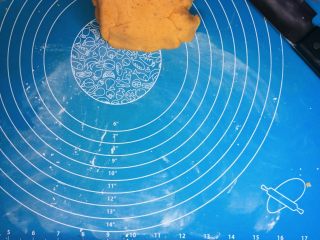 11、超Q弹的手工芋圆,案板上撒一些玉米淀粉，开始切芋圆。