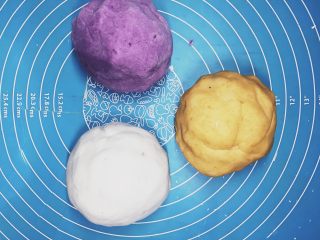 10、超Q弹的手工芋圆,揉好的光滑的三种面团