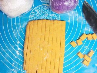 12、超Q弹的手工芋圆,方法一：可以用刀整形成长方形再切。适用于紫薯红薯这种偏干易碎的面团。