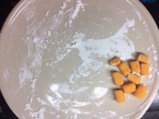 14、超Q弹的手工芋圆,切好的芋圆，放的时候也要撒玉米淀粉，防粘团。