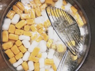 15、超Q弹的手工芋圆,煮芋圆：水滚开后，放入芋圆。煮至芋圆浮在水面，再稍微煮一分钟即可捞出。
