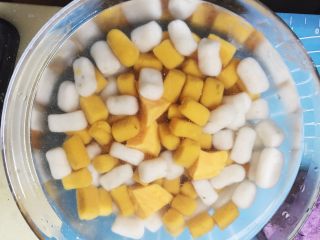 16、超Q弹的手工芋圆,捞出的芋圆直接放到凉水盆里过水，有冰水最好。冷热交替，可以增加芋圆的Q弹。