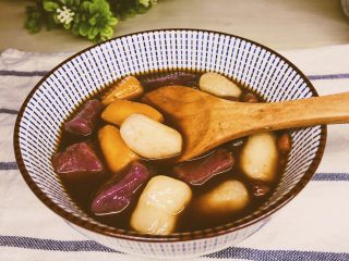 17、超Q弹的手工芋圆,吃法一：三四块黑糖加少量水，煮成黑糖水。放芋圆就是外面常吃的芋圆啦。