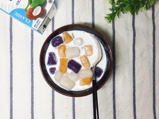 19、超Q弹的手工芋圆,方法二：加椰奶的芋圆，真的超级赞。喜欢偏甜点的还可以加些炼乳，我直接放的椰奶就很好吃。