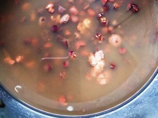 20、超Q弹的手工芋圆,结尾来个煮红豆的小方法：红豆煮前，先用水泡一晚上。煮的时候先大火煮开转小火焖半小时，再关火焖1小时。再煮开，关火焖一会就可以了。