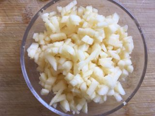 3、吐司苹果派,切成丁