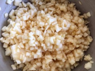 4、吐司苹果派,倒入锅中