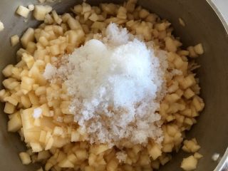 5、吐司苹果派,加入绵白糖、水，小火将苹果煮软，大火将水收干