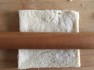 7、吐司苹果派,用擀面杖压扁