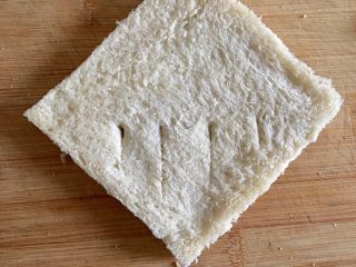 8、吐司苹果派,用刀划几刀