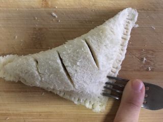 10、吐司苹果派,用叉子将边缘压实