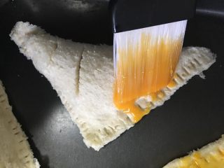 12、吐司苹果派,在表面刷上蛋黄