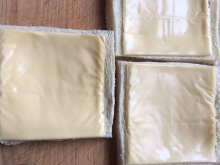 6、芝士吐司卷,铺上芝士片