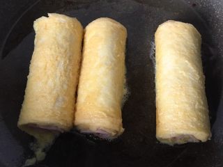 11、芝士吐司卷,放七成热油锅煎至金黄色