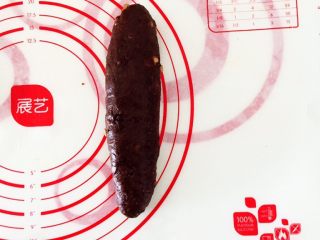 10、巧克力坚果软欧,收口朝下放入烤盘