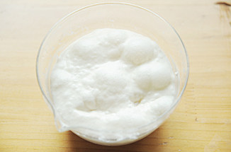 1、超级流行的爆款面包【奶酪包】 ,波兰酵头材料混合均匀，裹保鲜膜室温发酵一夜，发酵好的波兰酵头会有酸味，表面会有气泡产生；