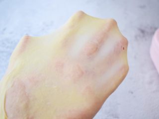 4、面包豆沙卷,直到揉至完全阶段，就是可以拉出薄薄的膜即可