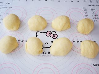 7、面包豆沙卷,取出面团排气后，平均分成8份，滚团盖保鲜膜松弛15分钟