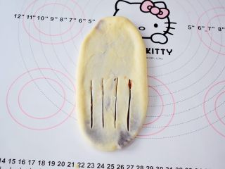 10、面包豆沙卷,  一边用刀子划几刀，要划透，但不要划断