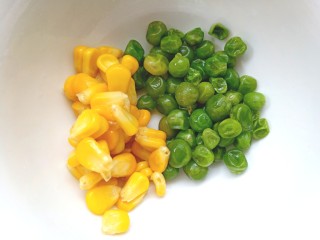 3、鸡肉蔬菜饼汉堡,青豆,玉米煮熟