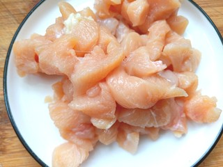 5、鸡肉蔬菜饼汉堡,鸡脯肉切块