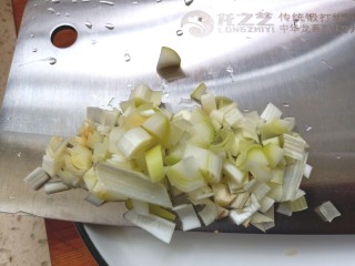 6、鸡肉蔬菜饼汉堡,葱切碎