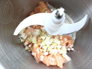 7、鸡肉蔬菜饼汉堡,放入绞肉机中,绞成肉馅