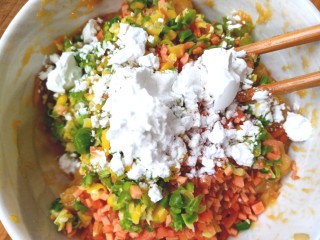 11、鸡肉蔬菜饼汉堡,加入少许盐和味精,胡萝卜,玉米,青豆。