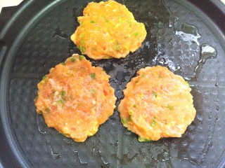 14、鸡肉蔬菜饼汉堡,馅揉成小饼,放入电饼铛中煎至一面金黄,在反面