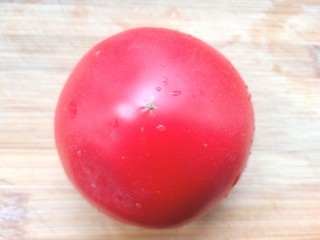 17、鸡肉蔬菜饼汉堡,番茄洗净