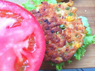 21、鸡肉蔬菜饼汉堡,放上煎好的鸡肉饼,在放上番茄片