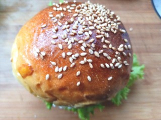 23、鸡肉蔬菜饼汉堡,盖上即可