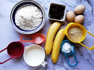 1、香蕉燕麦马芬蛋糕,称量好所有的食材