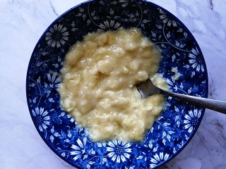 2、香蕉燕麦马芬蛋糕,香蕉压成泥