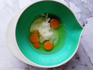 3、香蕉燕麦马芬蛋糕,鸡蛋、牛奶和玉米油倒入一个大碗内