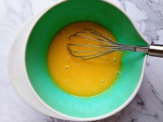 4、香蕉燕麦马芬蛋糕,搅拌均匀