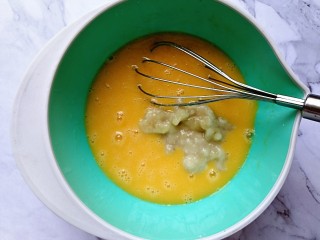 5、香蕉燕麦马芬蛋糕,接着倒入香蕉泥，继续搅拌均匀