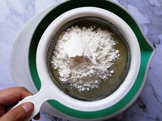 6、香蕉燕麦马芬蛋糕,筛入低筋面粉和泡打粉，搅拌均匀